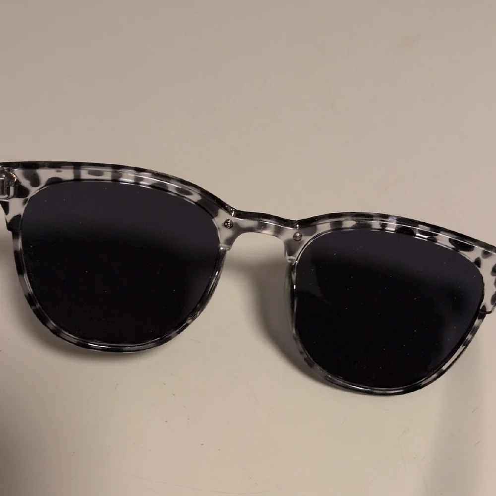 Chic Black and‎ Gray Patterned Sunglasses